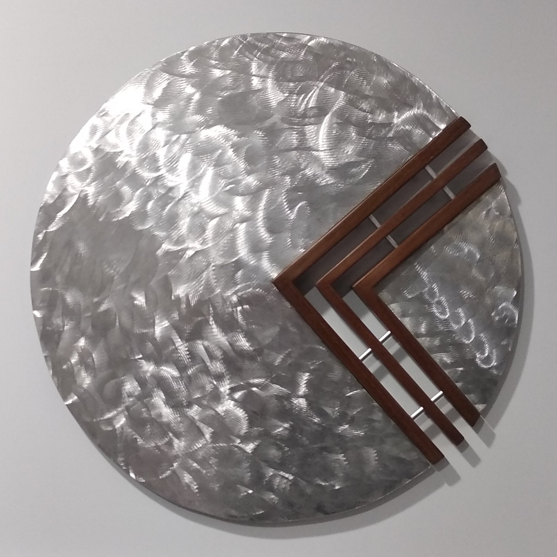 Fabrizio Pedrali ALFA2 Alluminio spazzolato e Legno Iroco diam. cm. 50 su cornice cm.70×70 Anno 2021